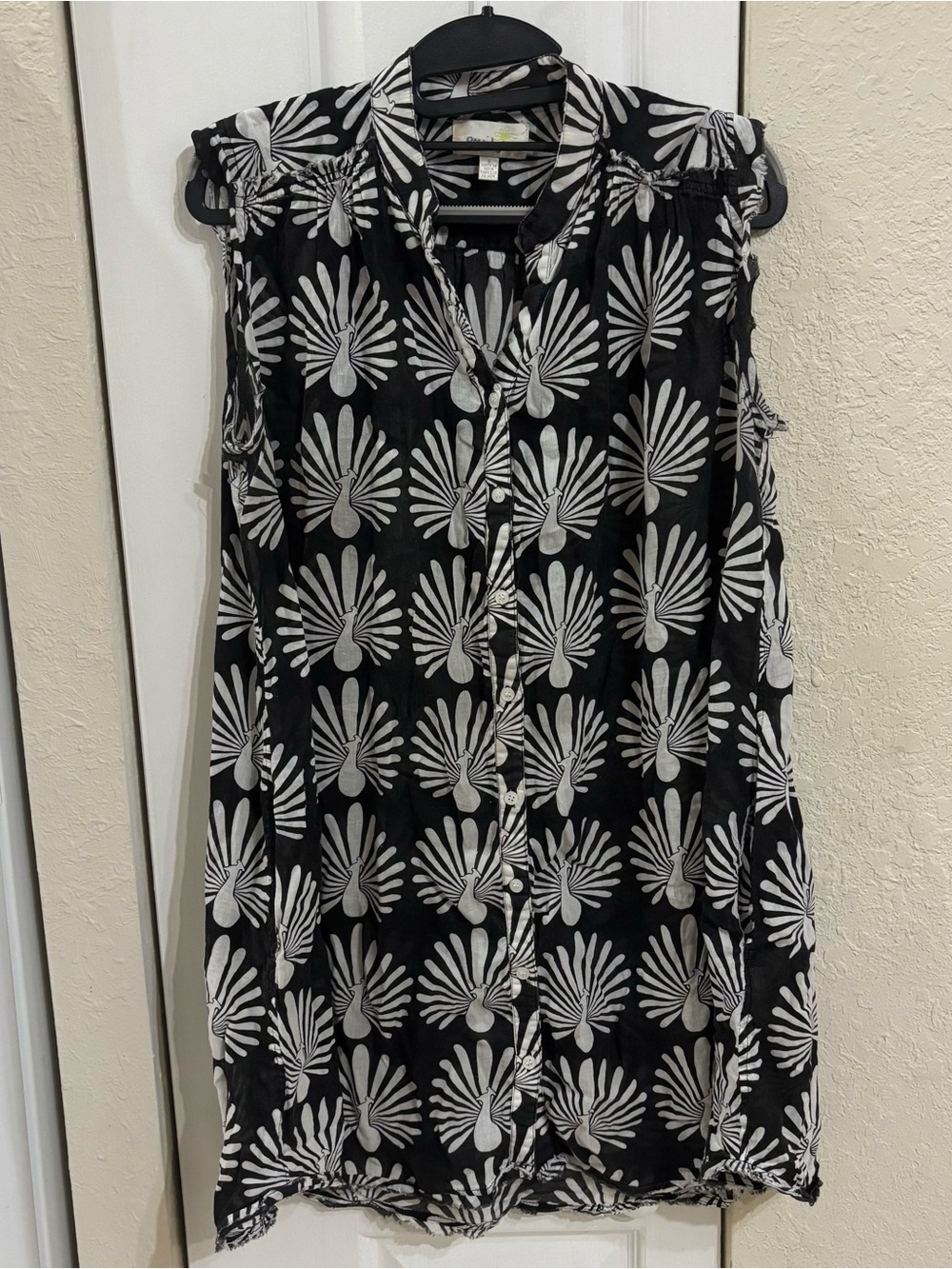 Sleeveless Black & White Button-Front Women's Top